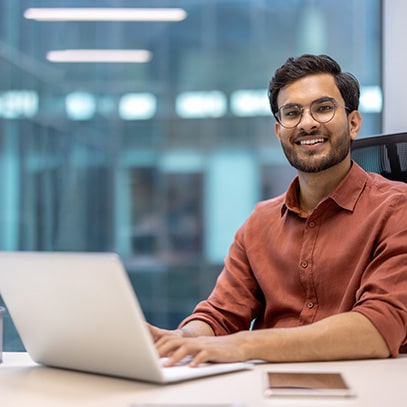 Mann sitzt im Büro am Laptop